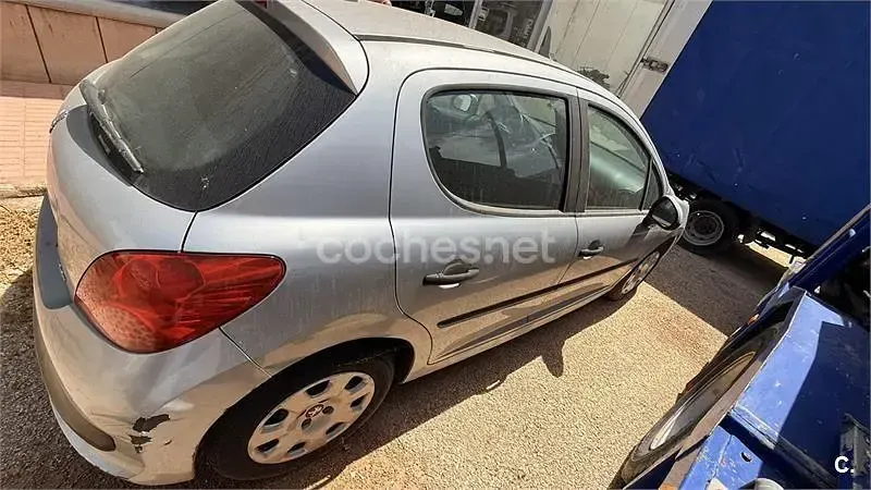 Usado Peugeot 207 70 CV (51 kW) 2008 Gris / plata Berlina