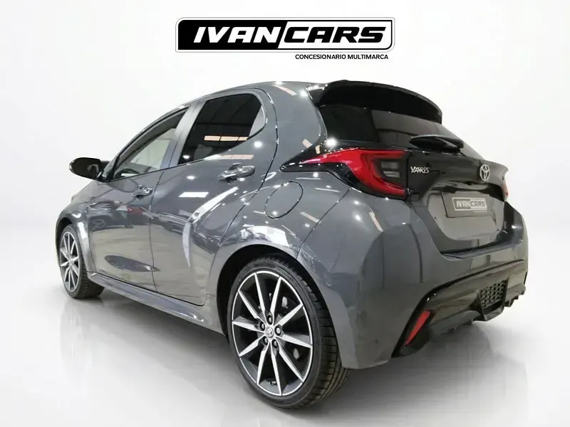 Usado Toyota Yaris Hybrid Plus 130 CV (95 kW) 2025 Gris / plata Berlina