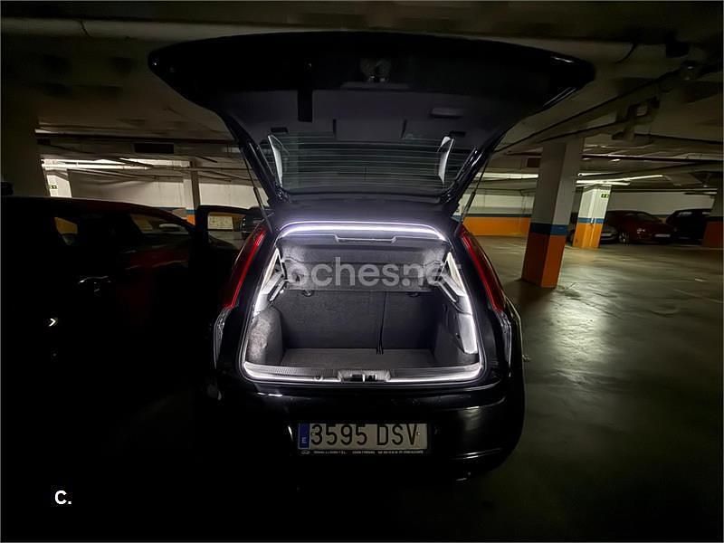 Käytetty Fiat Punto 85 HP (62 kW) 2005 Musta Viistoperä