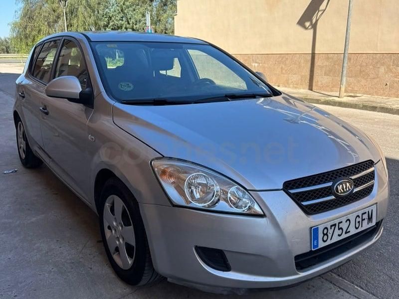 Usado Kia Ceed 90 CV (66 kW) 2009 Gris / plata Utilitario