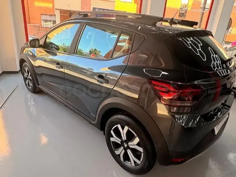 Usado Dacia Sandero Essentiel 101 CV (74 kW) 2023 Gris / plata Berlina