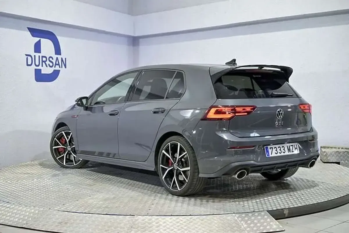 Usado VW Golf VIII GTI 300 CV (220 kW) 2022 Gris Utilitario