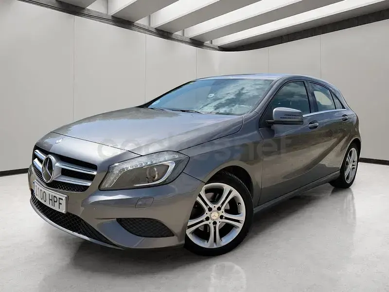 Usado Mercedes A200 Urban 136 CV (100 kW) 2013 Gris / plata Utilitario