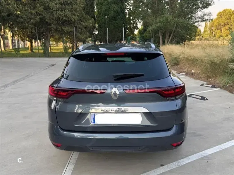 Usado Renault Mégane GrandTour Techno 140 CV (102 kW) 2023 Gris / plata Familiar