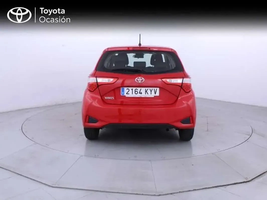 Usado Toyota Yaris Active 111 CV (81 kW) 2019 Rojo Utilitario