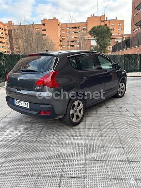 Usado Peugeot 3008 Style 112 CV (82 kW) 2012 Gris / plata Familiar