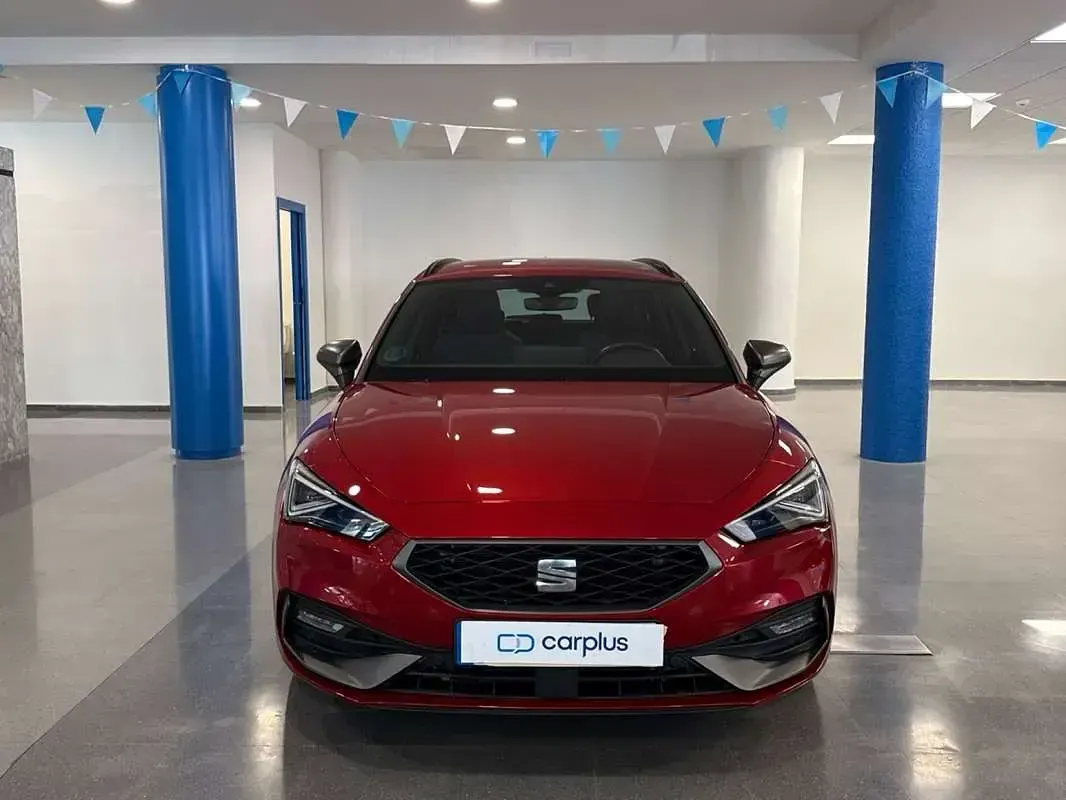 Usado Seat Leon FR 150 CV (110 kW) 2024 Rojo Familiar