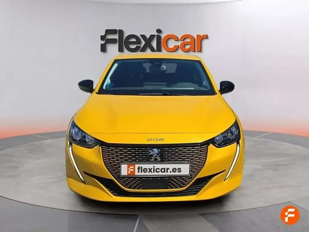 Usado Peugeot e-208 Allure 100 kW (136 CV) 2024 Amarillo Utilitario