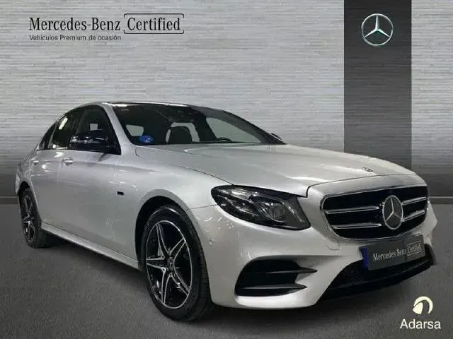 Usado Mercedes E300 AMG line 306 CV (225 kW) 2020 Plata iridio Berlina