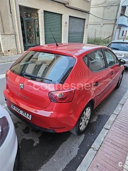 Usado Seat Ibiza Reference 70 CV (51 kW) 2014 Rojo Berlina