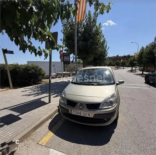 Usado Renault Scénic II 110 CV (80 kW) 2008 Beige Monovolumen