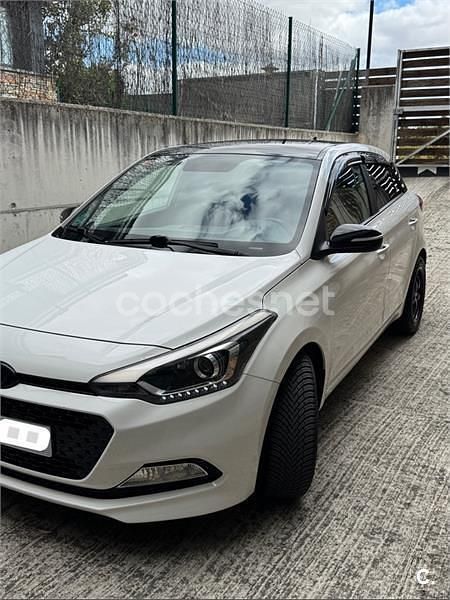 Usado Hyundai i20 90 CV (66 kW) 2017 Blanco Berlina