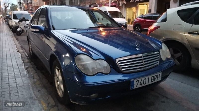 Usado Mercedes C200 115 CV (84 kW) 2002 Azul Berlina