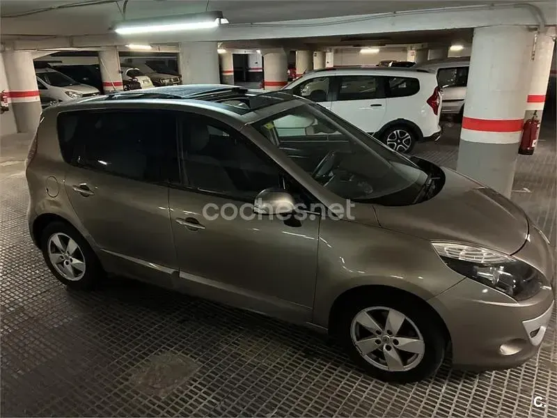 Usado Renault Scénic III 105 CV (77 kW) 2010 Beige Monovolumen