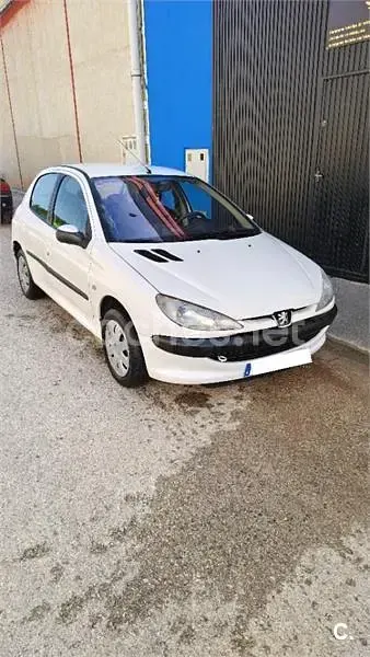 Begagnad Peugeot 206 70 HK (51 kW) 2002 Gul Sedan