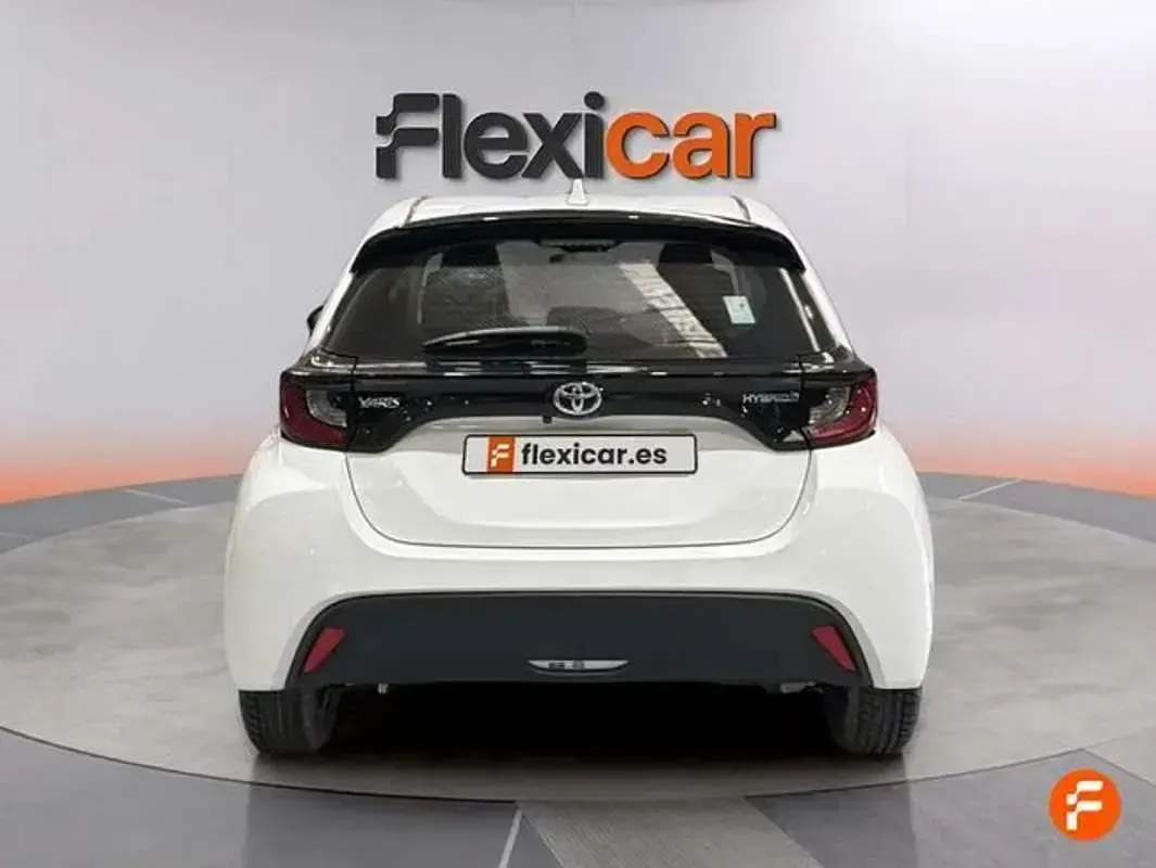 Usado Toyota Yaris Hybrid Active 116 CV (85 kW) 2021 Beige Utilitario