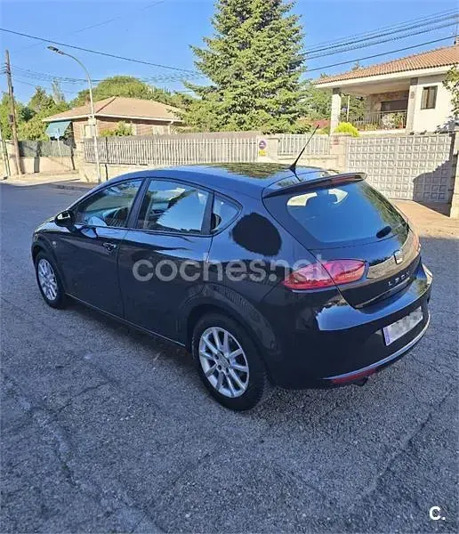 Usado Seat Leon Reference 105 CV (77 kW) 2012 Negro Berlina