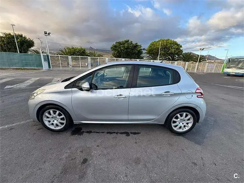 Usado Peugeot 208 Active 82 CV (60 kW) 2013 Gris / plata Utilitario