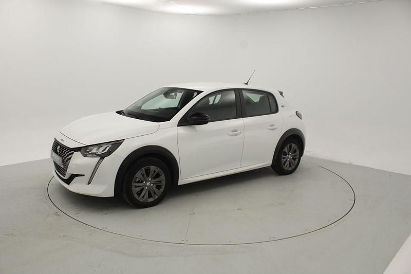 Usado Peugeot e-208 Active 100 kW (136 CV) 2023 Blanco Utilitario