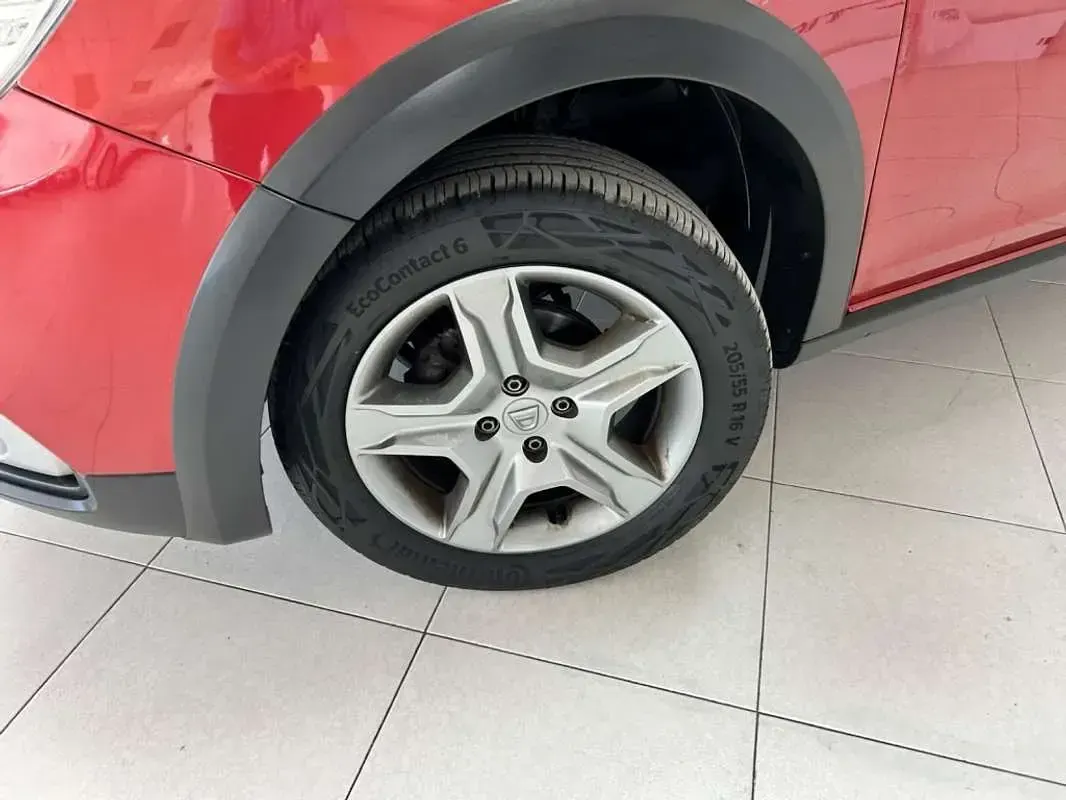 Usado Dacia Sandero Stepway 90 CV (66 kW) 2018 Rojo Utilitario