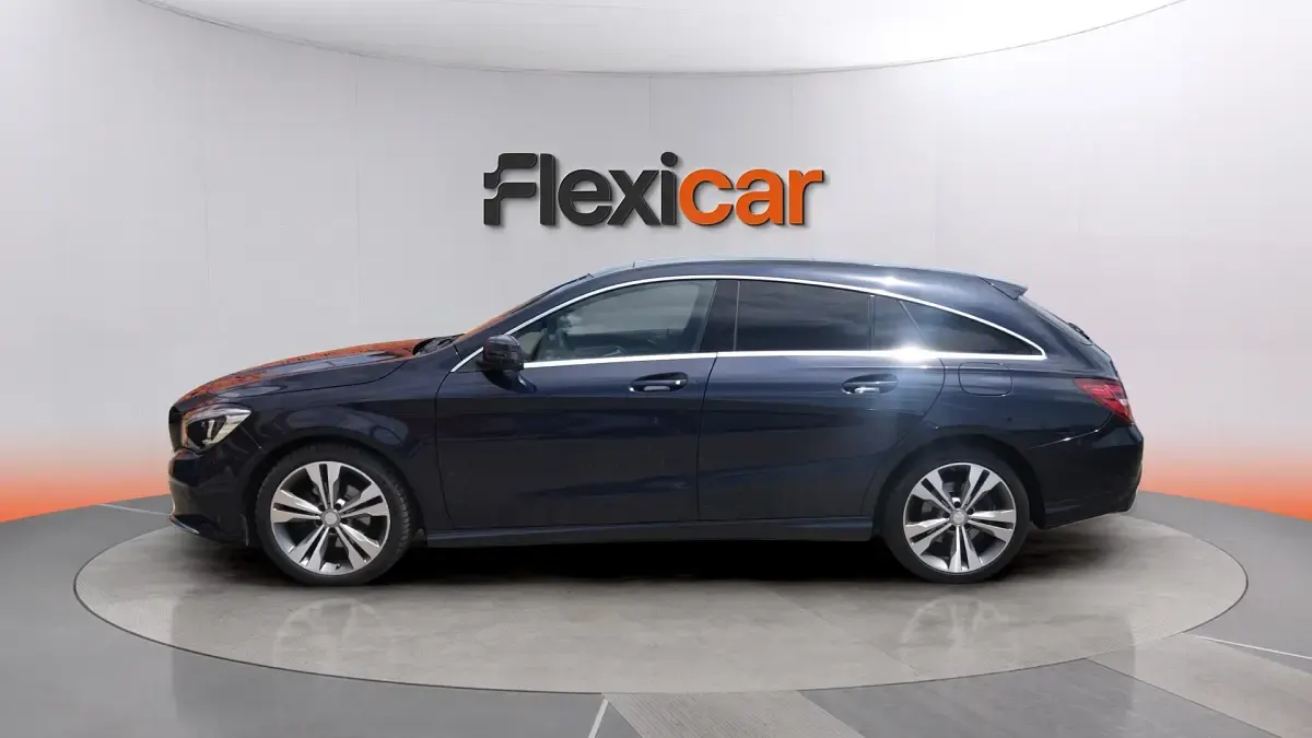 Usado Mercedes CLA200 Shooting Brake 136 CV (100 kW) 2017 Azul Familiar