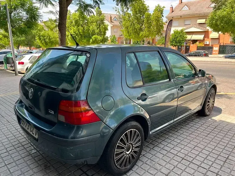 Usado VW Golf IV Highline 130 CV (95 kW) 2003 Gris / plata Berlina