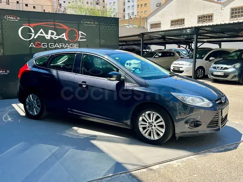 Usado Ford Focus Trend 125 CV (91 kW) 2013 Gris / plata Berlina