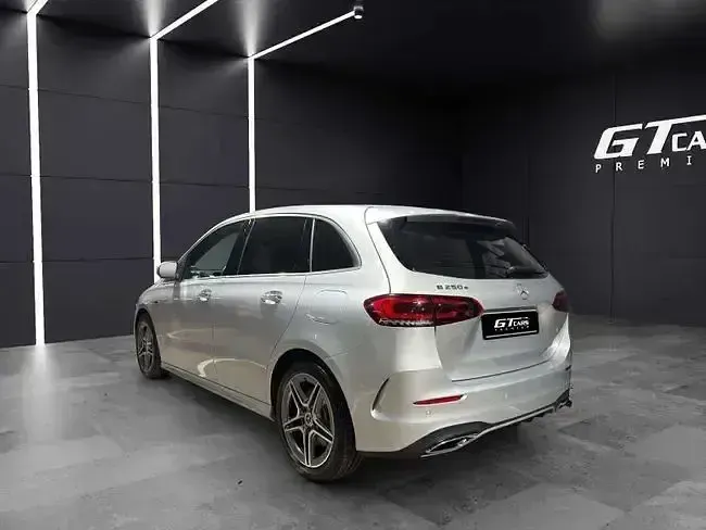 Usado Mercedes B250e AMG 218 CV (160 kW) 2021 Gris Utilitario