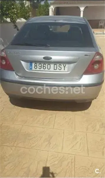 Usado Ford Mondeo Trend 155 CV (114 kW) 2005 Gris / plata Berlina