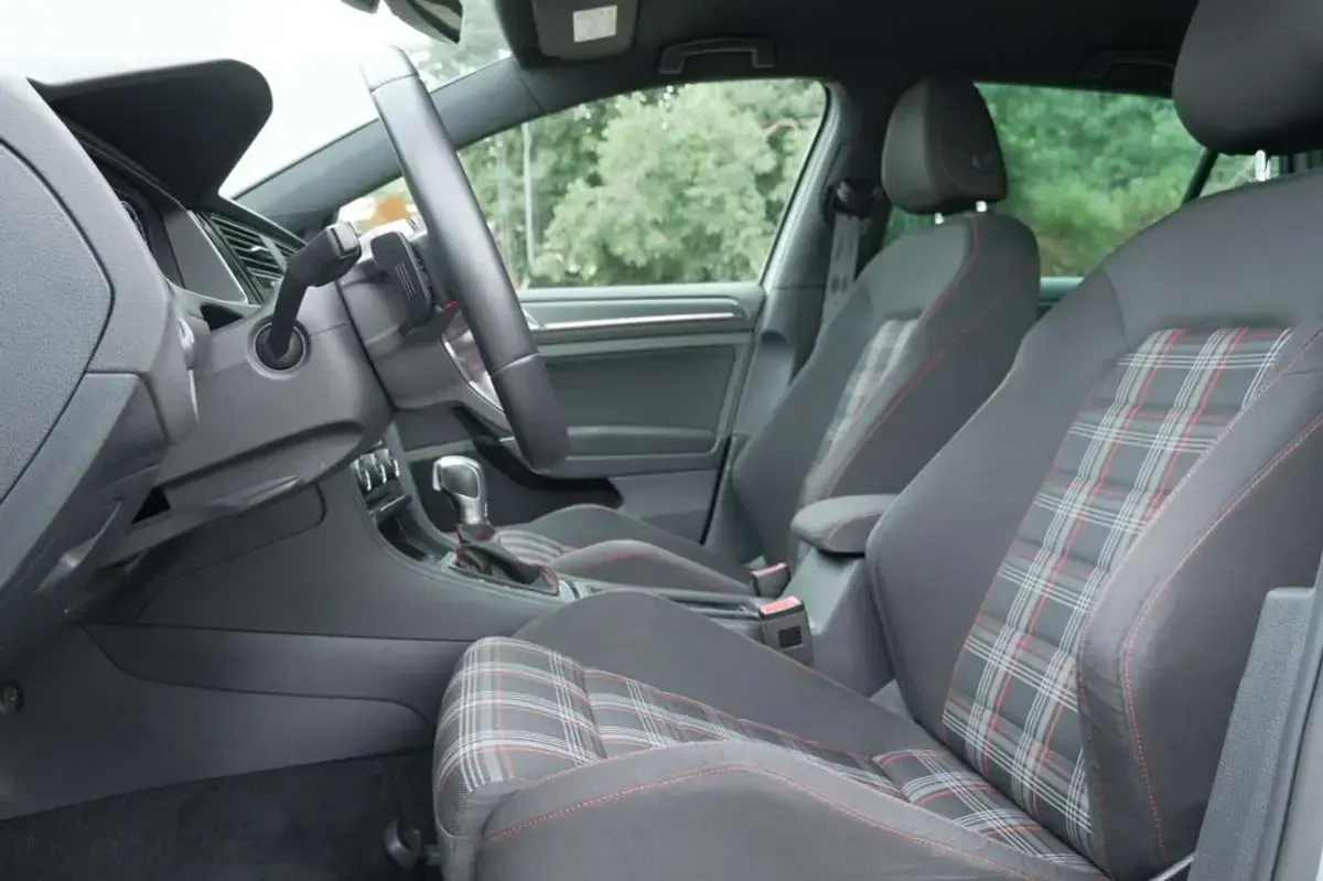 Usado VW Golf VII GTI 230 CV (169 kW) 2018 Blanco Utilitario
