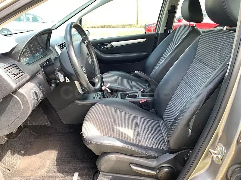 Usado Mercedes A180 109 CV (80 kW) 2010 Gris / plata Monovolumen