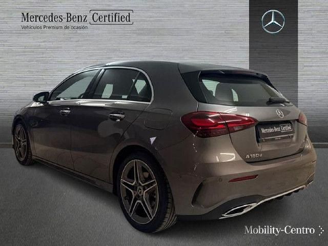 Usado Mercedes A180 AMG line 116 CV (85 kW) 2024 Gris montaña Utilitario