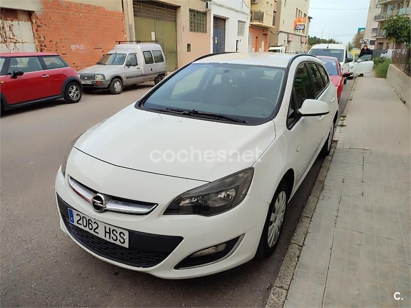 Usado Opel Astra Sportive 130 CV (95 kW) 2013 Blanco Familiar