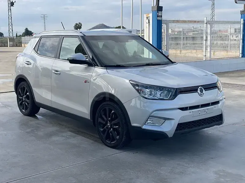 Usado SsangYong Tivoli 115 CV (84 kW) 2017 Gris / plata SUV