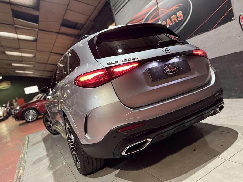 Usado Mercedes GLC300e 333 CV (244 kW) 2024 Plateado SUV