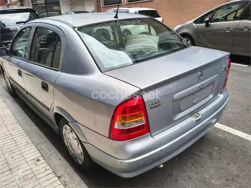 Usado Opel Astra Comfort 100 CV (73 kW) 2003 Gris / plata Berlina