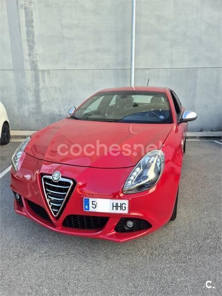 Rojo Usado 2011 Alfa Romeo Giulietta Distinctive Utilitario | 8599 € (Precio justo) - Imagen 1/4