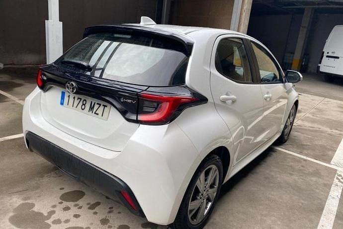 Usado Toyota Yaris Hybrid Active 116 CV (85 kW) 2025 Blanco Utilitario