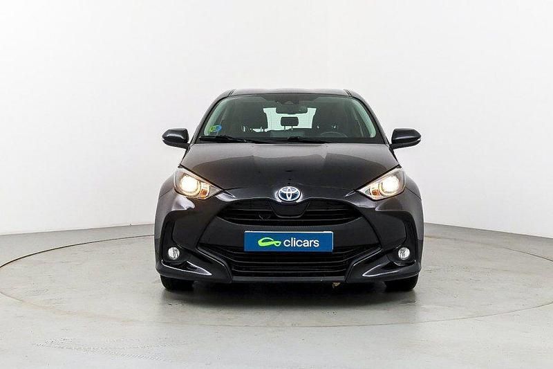Usado Toyota Yaris Hybrid Active 116 CV (85 kW) 2022 Negro Berlina