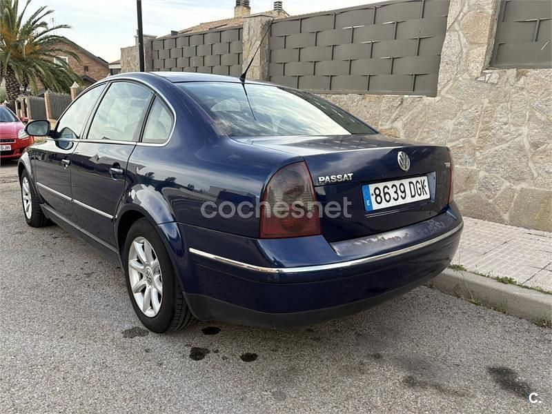 Usado VW Passat Highline 130 CV (95 kW) 2005 Azul Berlina