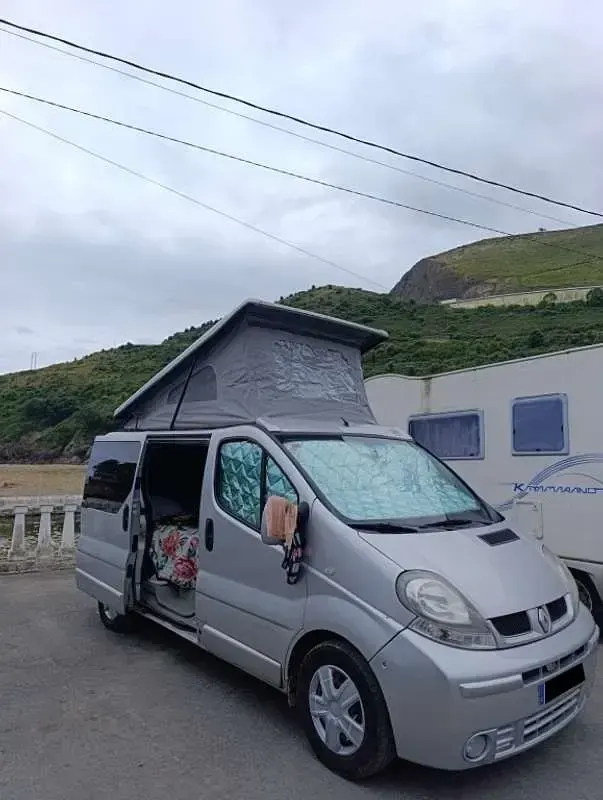 Usado Renault Trafic Privilege 99 CV (72 kW) 2006 Gris Monovolumen