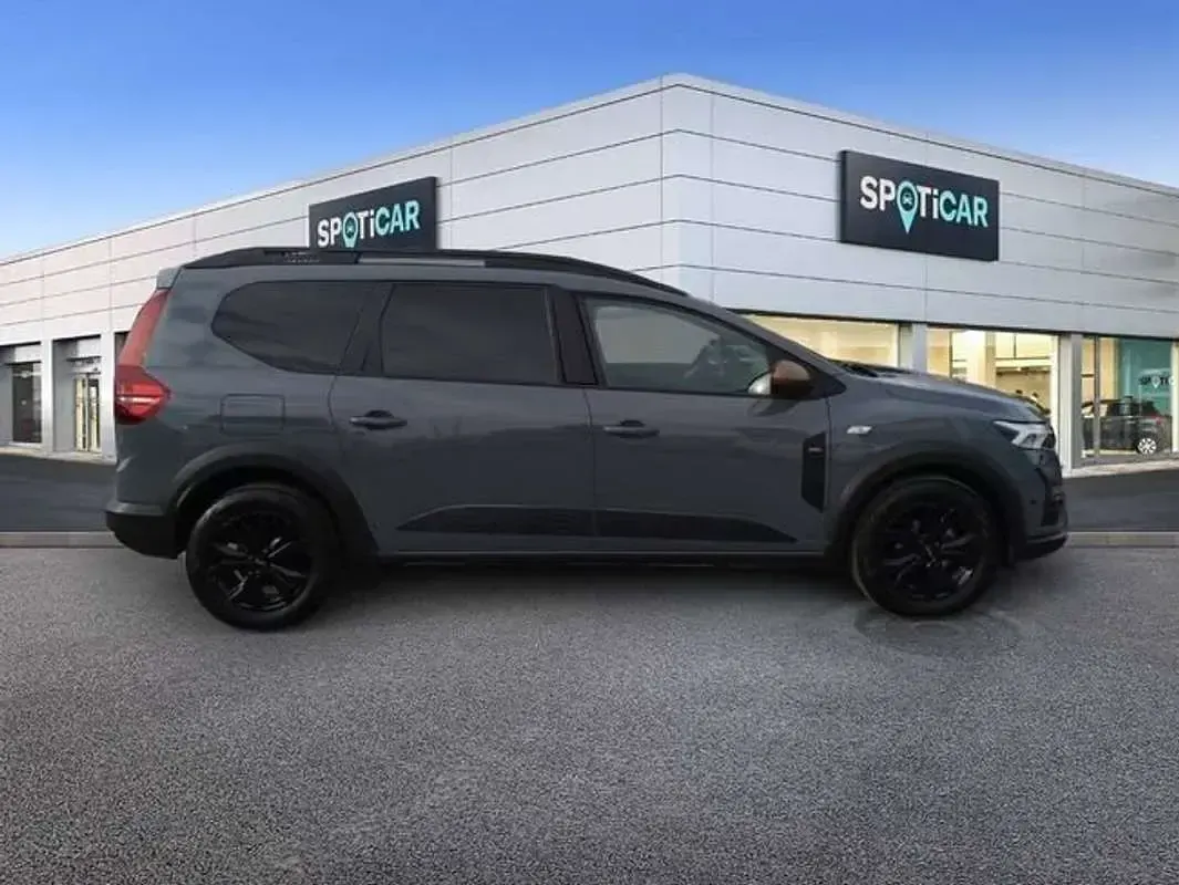 Usado Dacia Jogger Expression 110 CV (80 kW) 2025 Gris Monovolumen