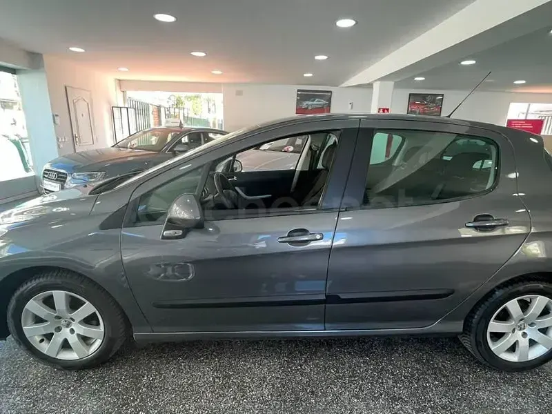 Usado Peugeot 308 90 CV (66 kW) 2010 Gris / plata Berlina