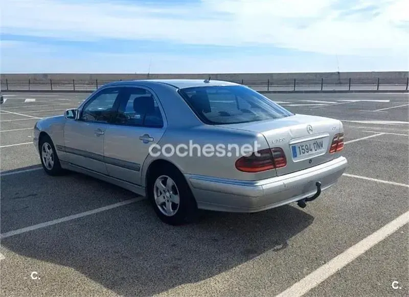 Usado Mercedes E220 Classic 143 CV (105 kW) 2001 Gris / plata Berlina
