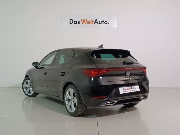 Negro Usado 2024 Seat Leon FR | 28.900 € (Un poco caro) - Imagen 1/4