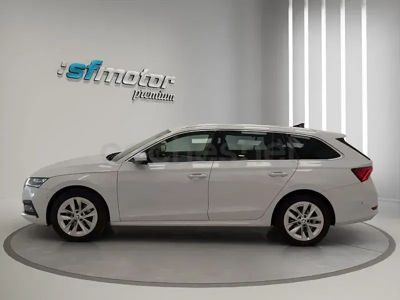 Usado Skoda Octavia Style 150 CV (110 kW) 2021 Blanco Familiar