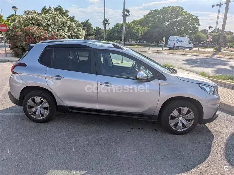 Usado Peugeot 2008 Style 100 CV (73 kW) 2018 Gris / plata SUV