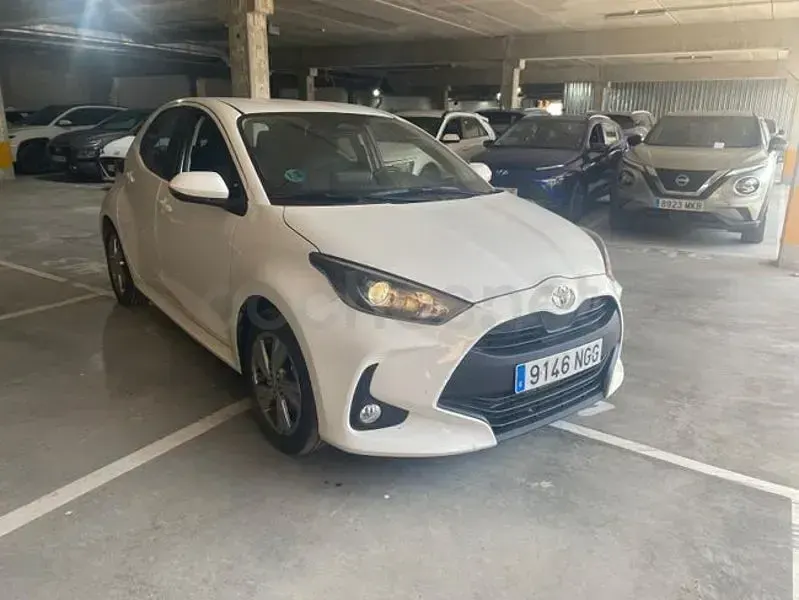 Usado Toyota Yaris Hybrid Active 116 CV (85 kW) 2025 Blanco Berlina