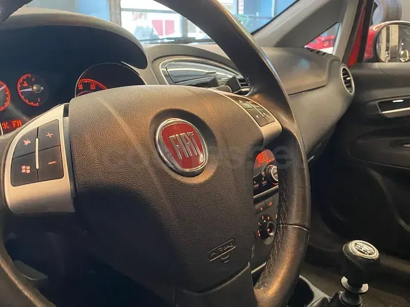 Usado Fiat Punto Easy 69 CV (50 kW) 2013 Rojo Utilitario