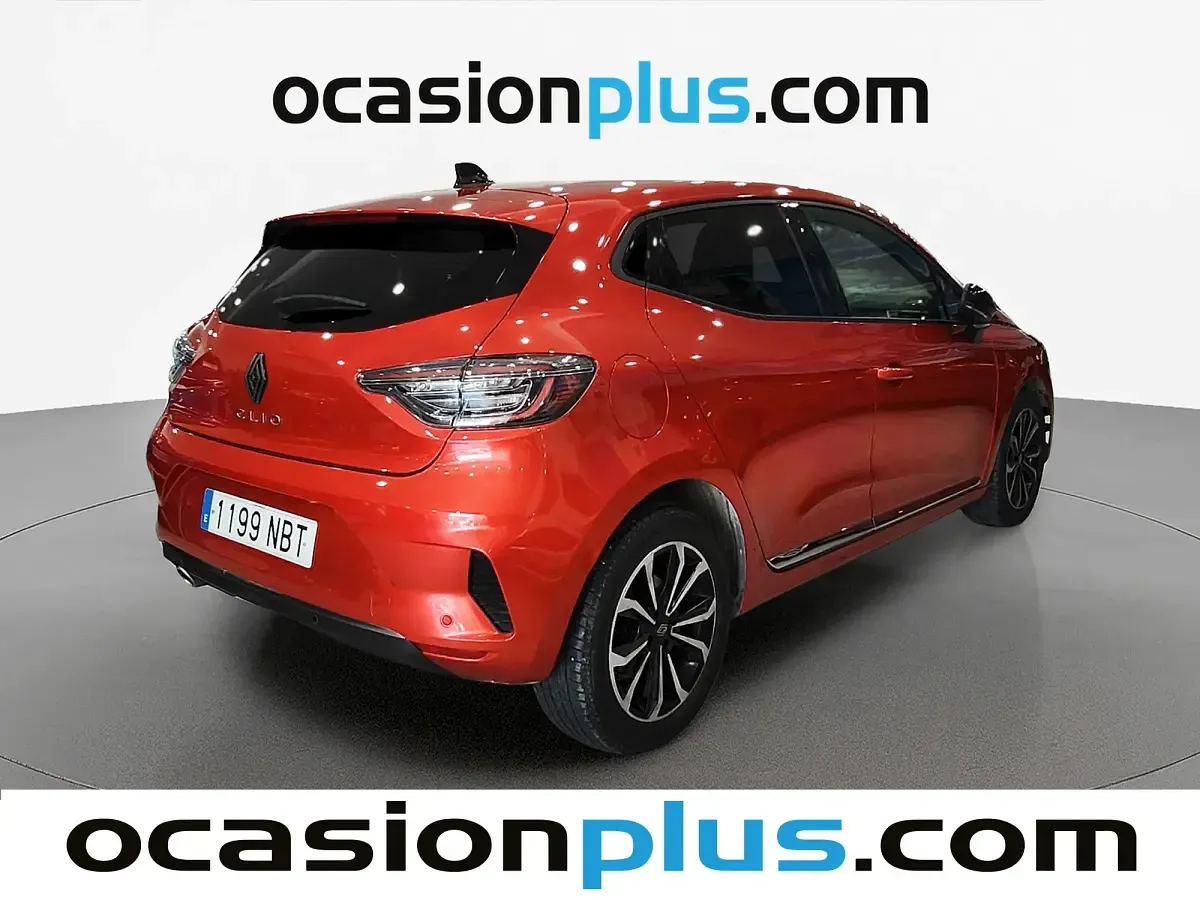 Usado Renault Clio Techno 101 CV (74 kW) 2025 Rojo Utilitario